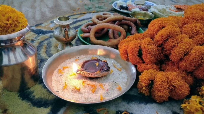 deep fried food near metal dish