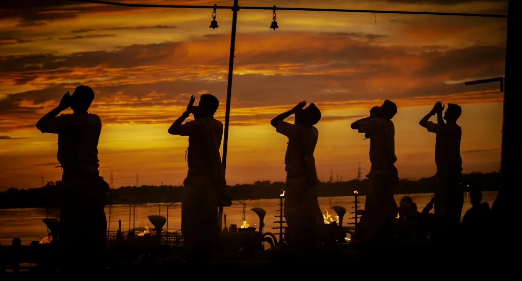 unsplash_mva_zQnufGg_ganga aarti .webp