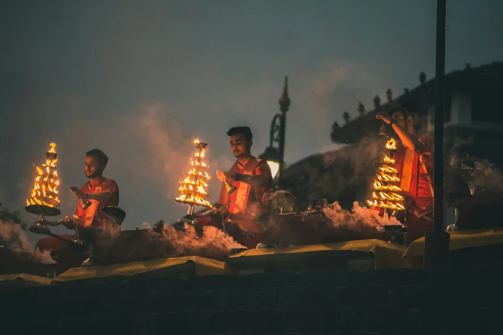 unsplash_rJcakYQpxkw_ganga aarti .webp